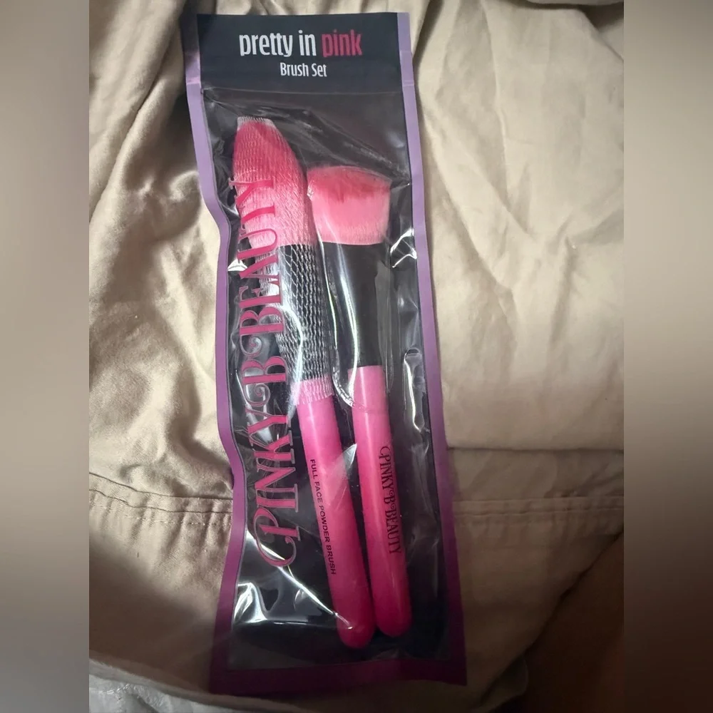 💛 2/$25 PINKY B COSMETICS Pretty in Pink Brush Set